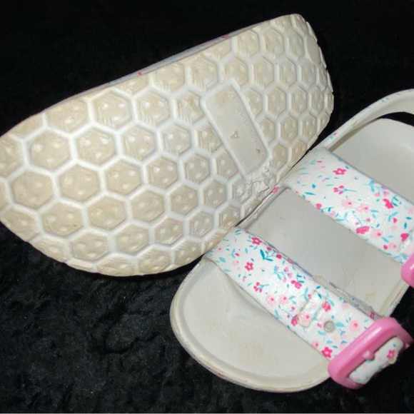 Toddler Girls’ Sandals - Size 4 - Picture 7 of 9